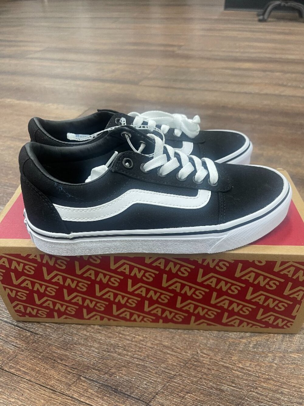Vans Ward Low Sneakers Women's Size 6 New Without Tags